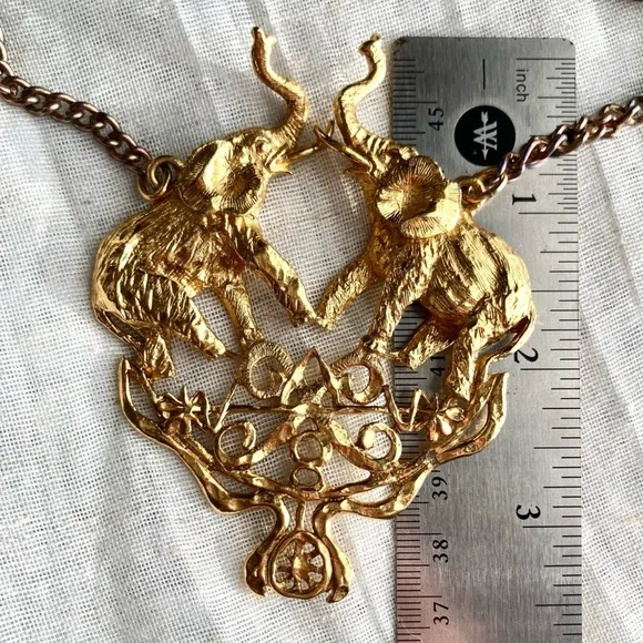 Vintage Elephant Medallion Pendant Necklace Goldtone Oversized - Picture 8 of 9